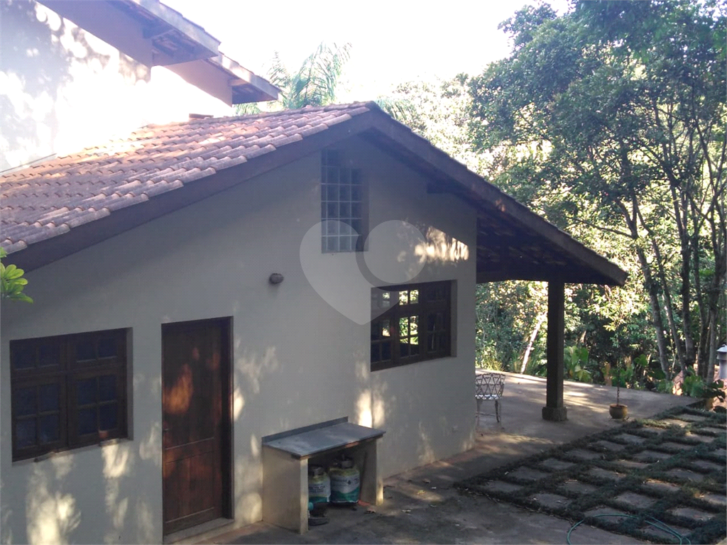 Casa de 260m² de área construída (em 2005) e de 2.870 de terreno em condomínio fechado Granja Viana