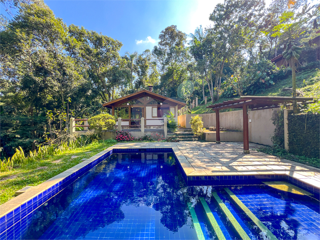 Casa de 260m² de área construída (em 2005) e de 2.870 de terreno em condomínio fechado Granja Viana