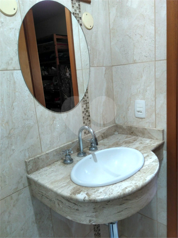 Casa de 260m² de área construída (em 2005) e de 2.870 de terreno em condomínio fechado Granja Viana