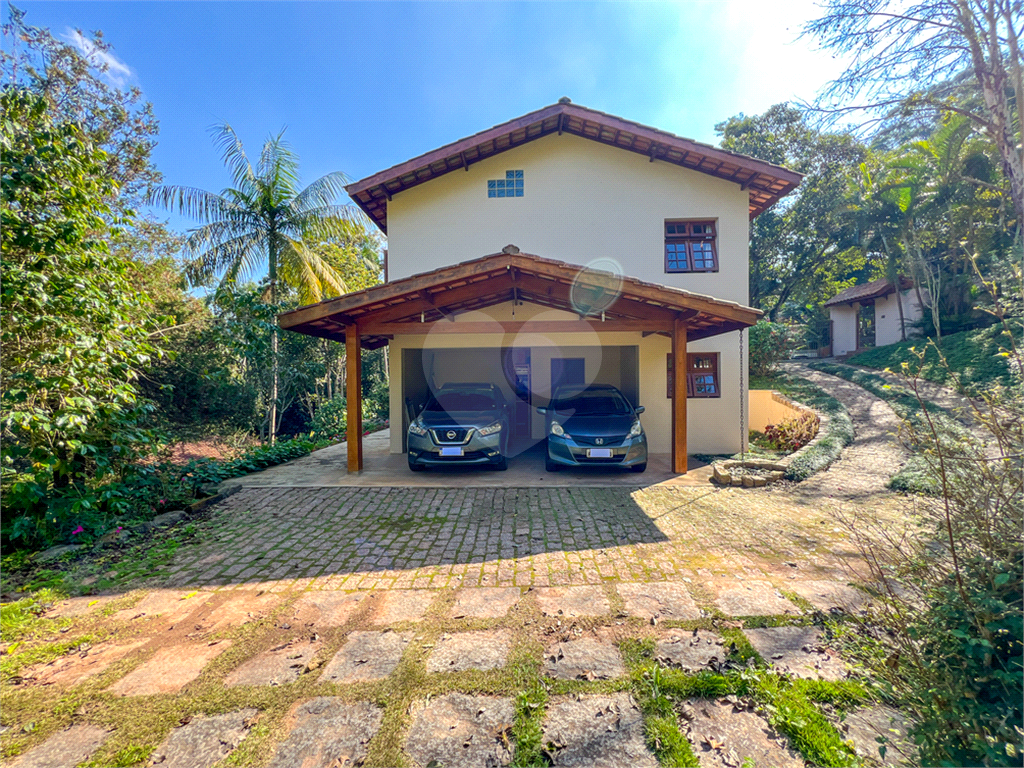 Casa de 260m² de área construída (em 2005) e de 2.870 de terreno em condomínio fechado Granja Viana