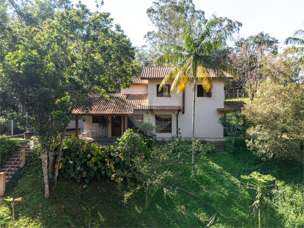 Casa de 260m² de área construída (em 2005) e de 2.870 de terreno em condomínio fechado Granja Viana