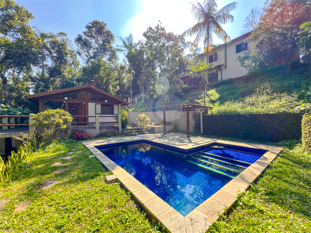 Casa de 260m² de área construída (em 2005) e de 2.870 de terreno em condomínio fechado Granja Viana