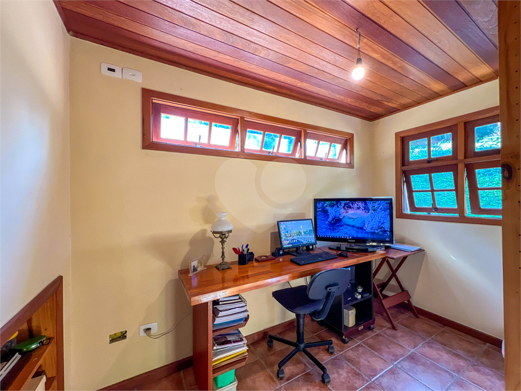 Casa de 260m² de área construída (em 2005) e de 2.870 de terreno em condomínio fechado Granja Viana