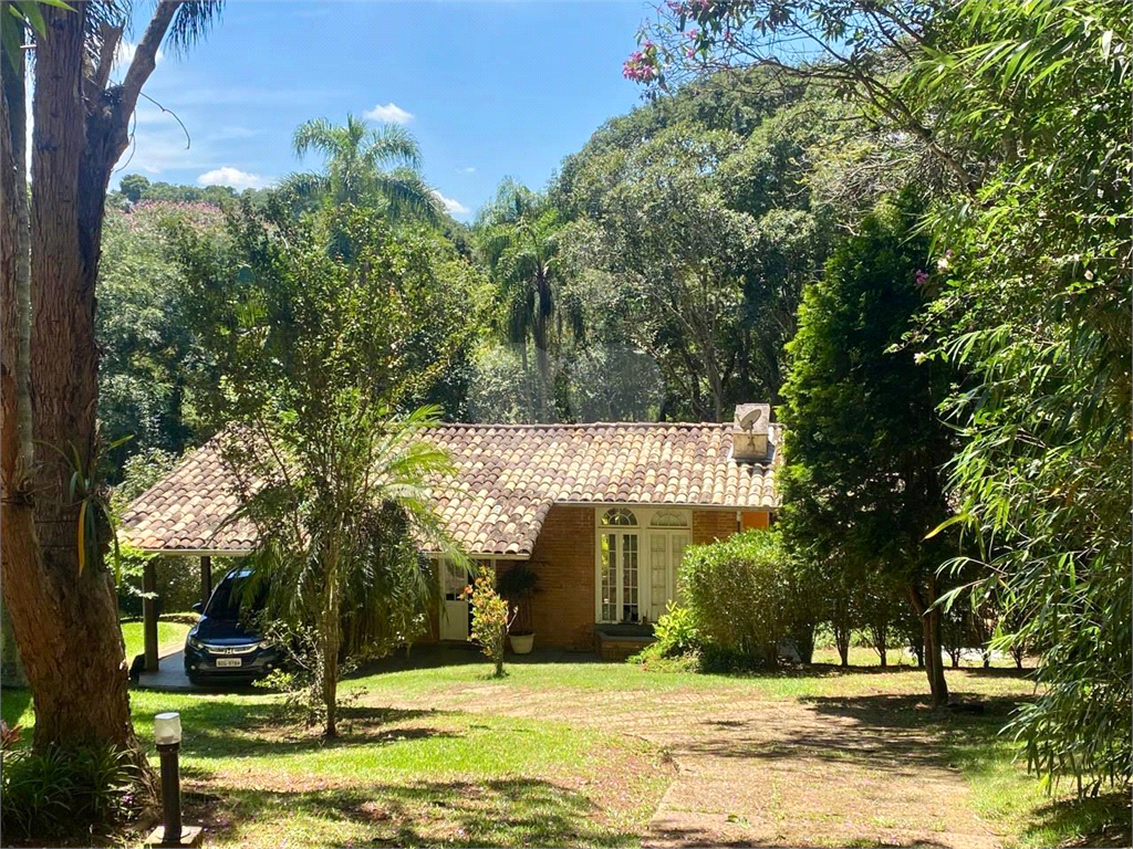 Bela Casa Térrea no Condomínio Veleiros em Ibiúna com 285m2 de Área Útil e Terreno de 2.700 metros