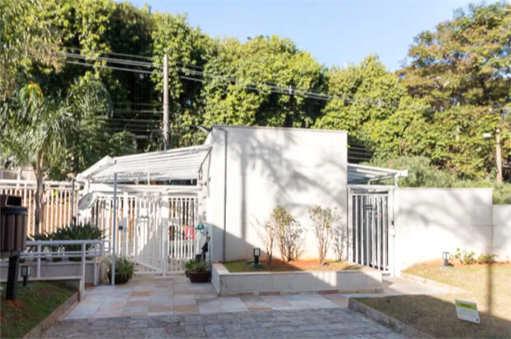 APARTAMENTO em VILA LEONOR