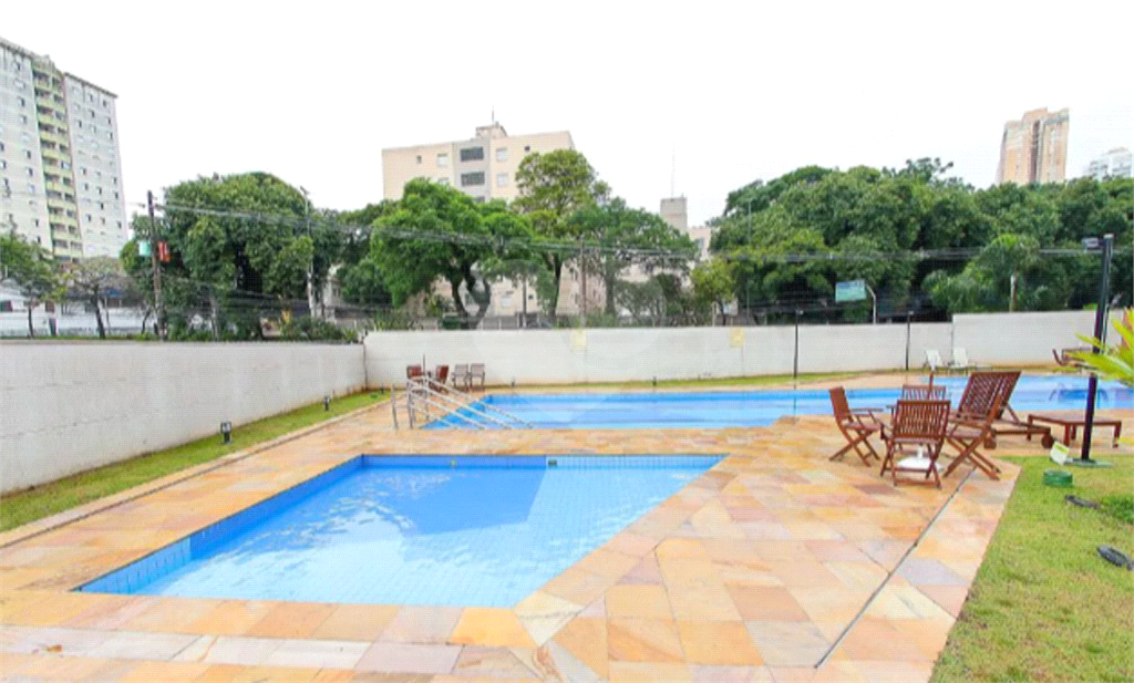 APARTAMENTO em VILA LEONOR