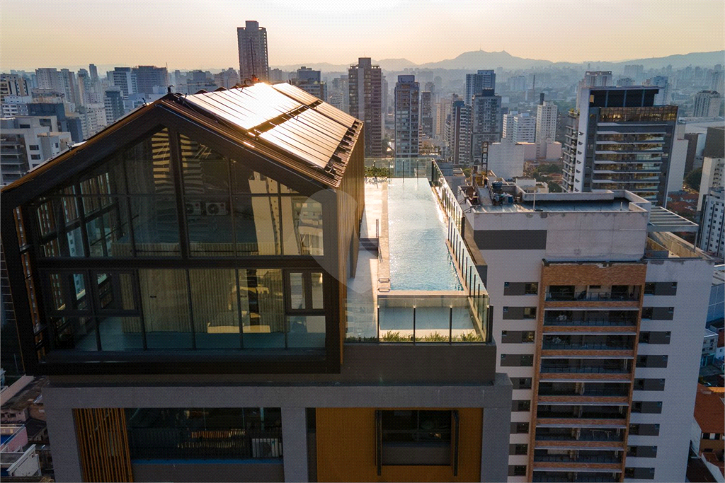 Vista. Design. Localização. E aquele rooftop dos sonhos - 2 suítes, mobiliado