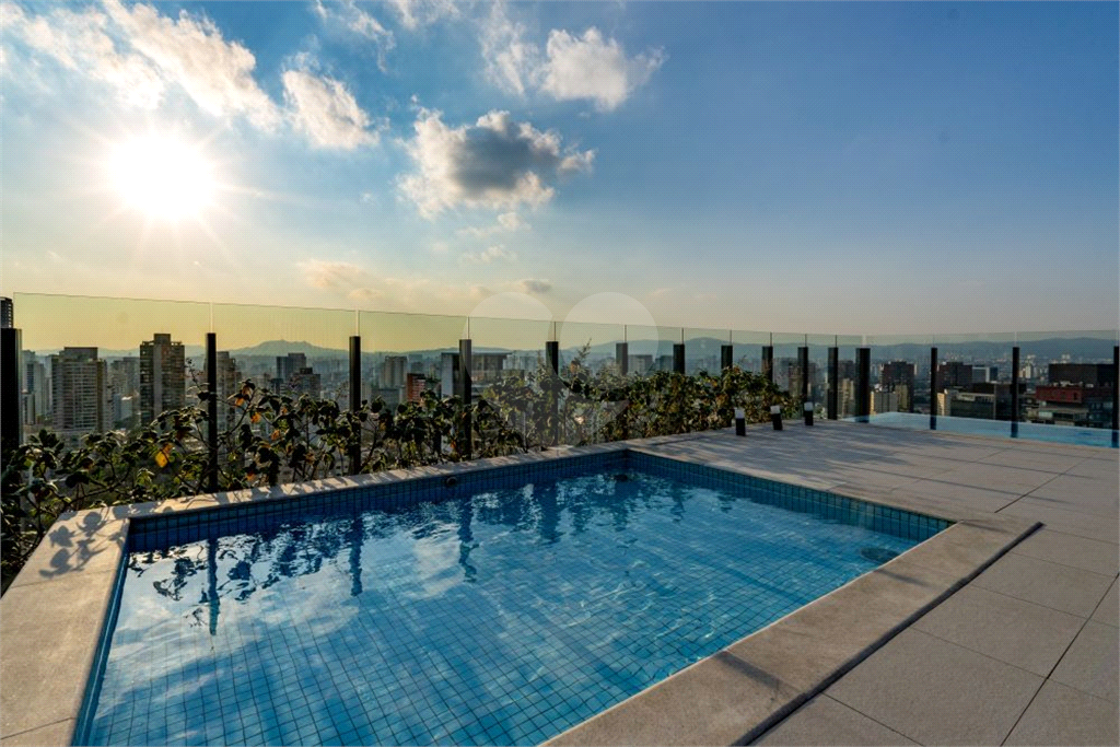 Vista. Design. Localização. E aquele rooftop dos sonhos - 2 suítes, mobiliado