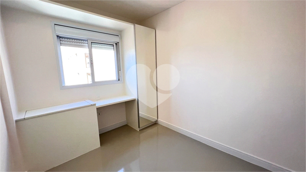 Apartamento à Venda com 2 Dormitórios e Sacada – A 500m do Metrô