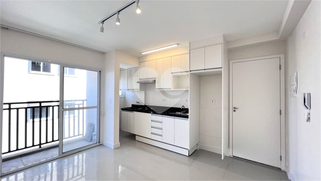 Apartamento à Venda com 2 Dormitórios e Sacada – A 500m do Metrô