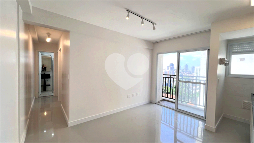 Apartamento à Venda com 2 Dormitórios e Sacada – A 500m do Metrô