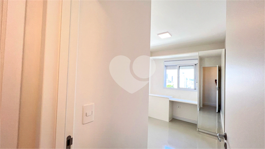 Apartamento à Venda com 2 Dormitórios e Sacada – A 500m do Metrô