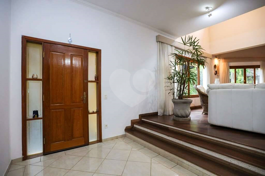 Linda casa de condomínio na Granja Viana