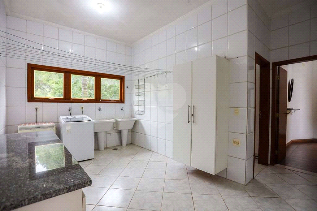 Linda casa de condomínio na Granja Viana