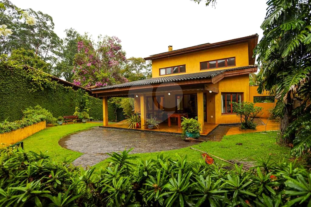 Linda casa de condomínio na Granja Viana