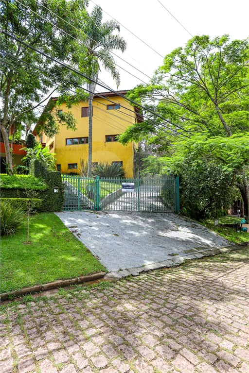 Linda casa de condomínio na Granja Viana