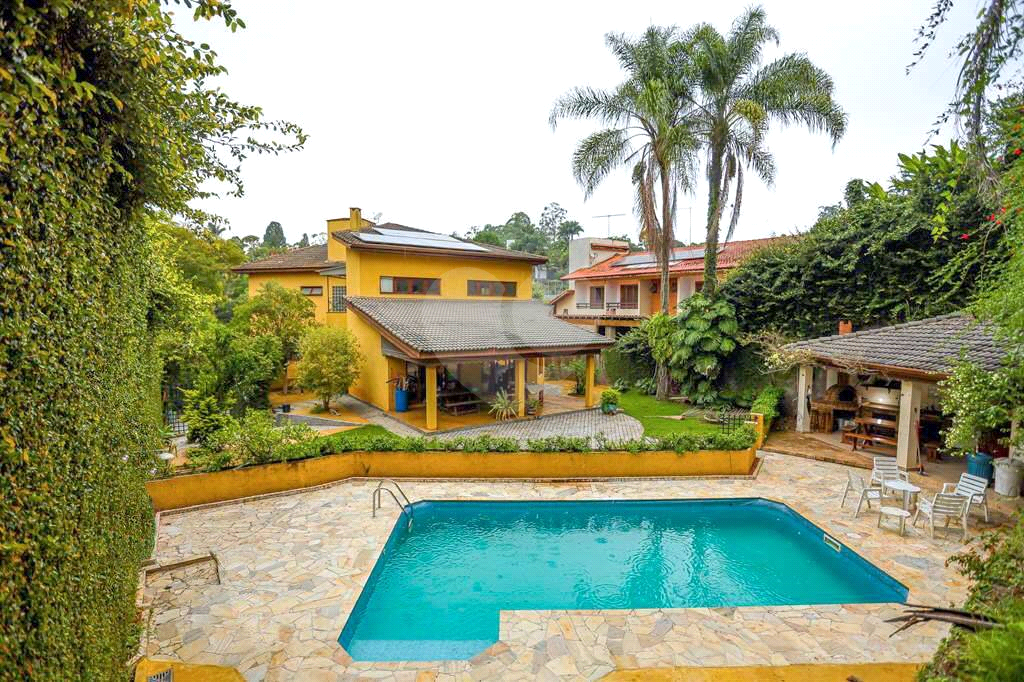 Linda casa de condomínio na Granja Viana