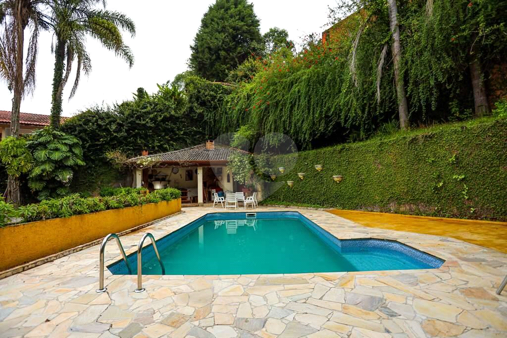 Linda casa de condomínio na Granja Viana
