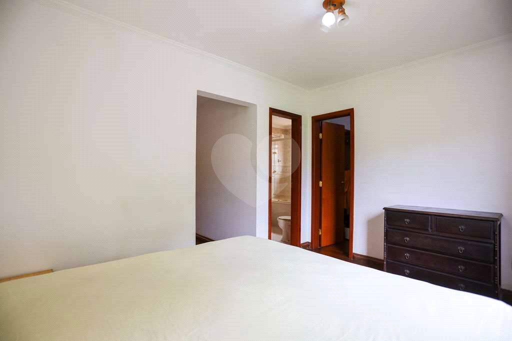 Linda casa de condomínio na Granja Viana
