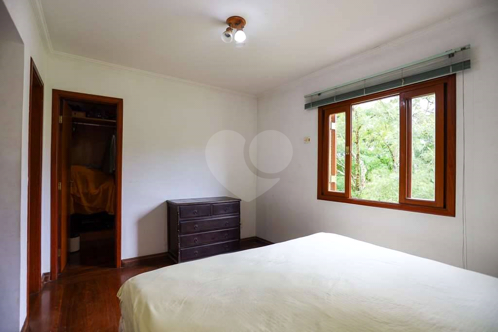 Linda casa de condomínio na Granja Viana