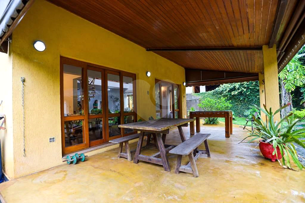 Linda casa de condomínio na Granja Viana