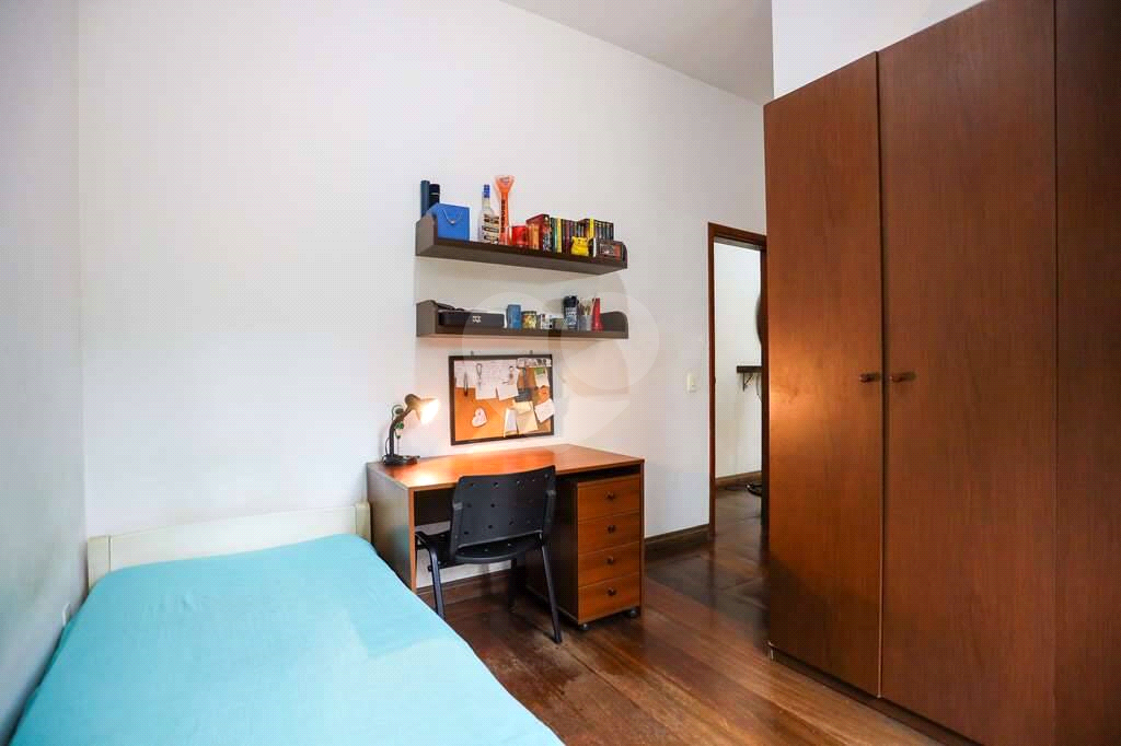Linda casa de condomínio na Granja Viana