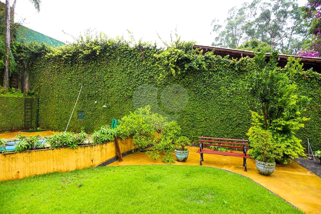 Linda casa de condomínio na Granja Viana