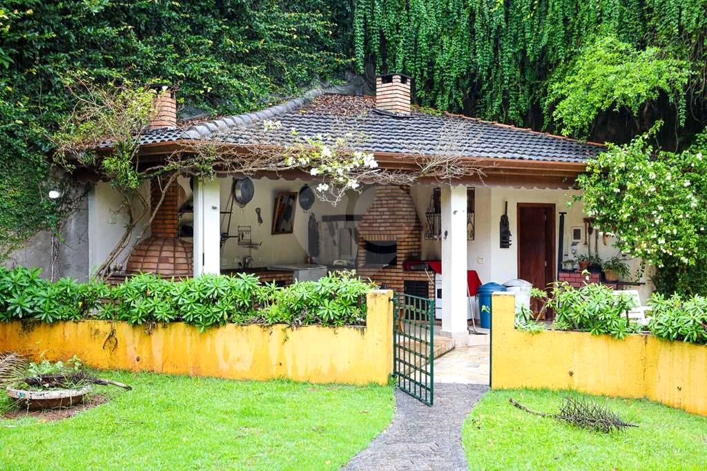 Linda casa de condomínio na Granja Viana