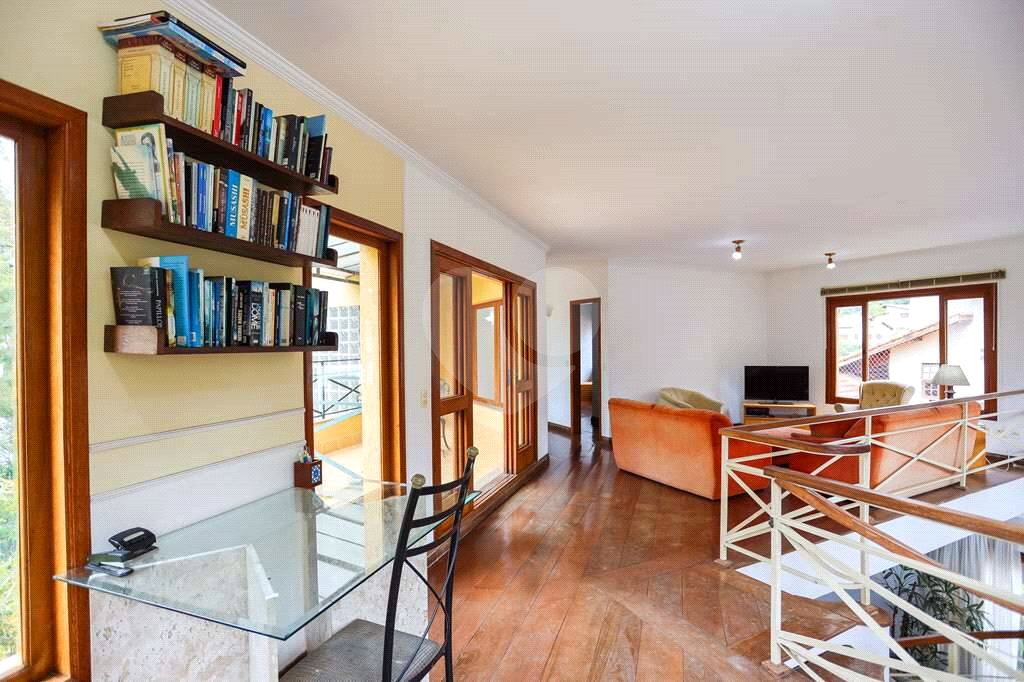 Linda casa de condomínio na Granja Viana