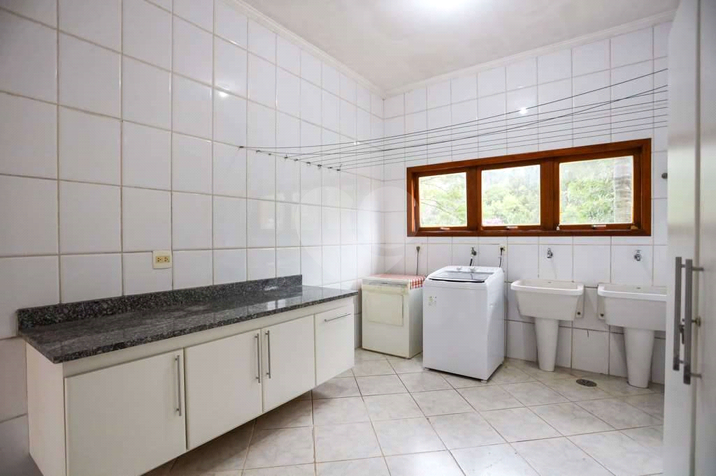Linda casa de condomínio na Granja Viana