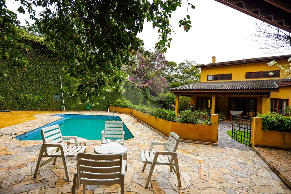 Linda casa de condomínio na Granja Viana