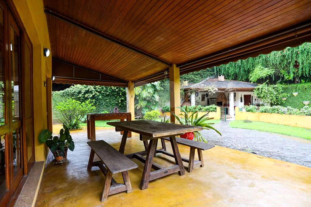 Linda casa de condomínio na Granja Viana