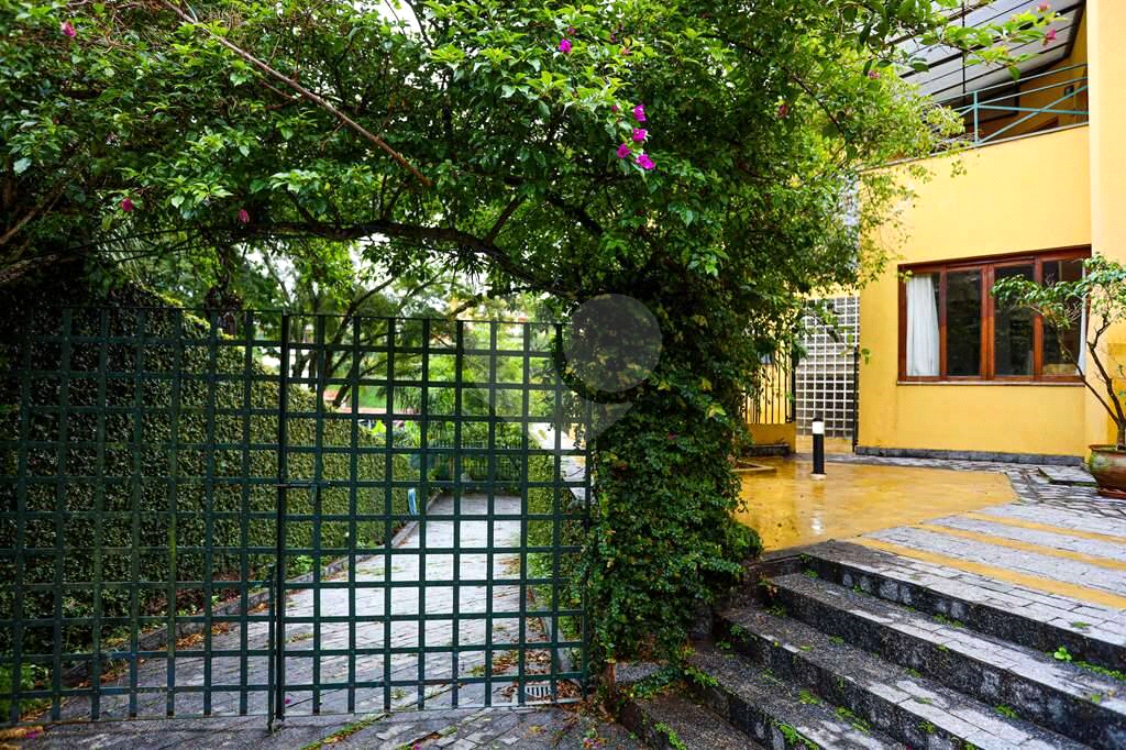 Linda casa de condomínio na Granja Viana