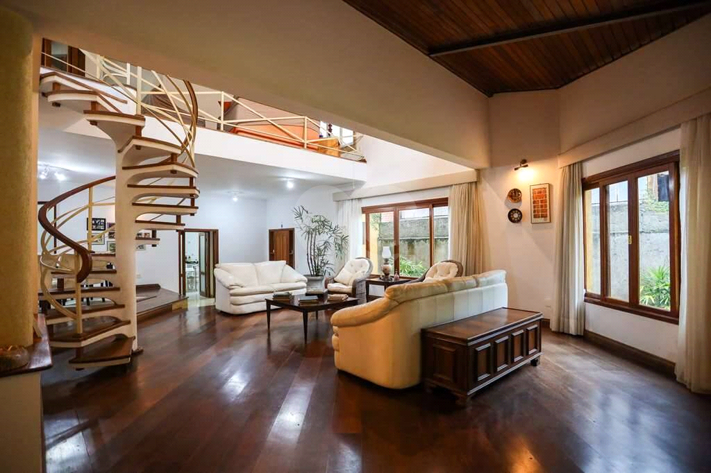 Linda casa de condomínio na Granja Viana