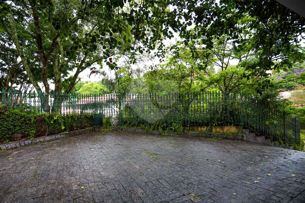 Linda casa de condomínio na Granja Viana