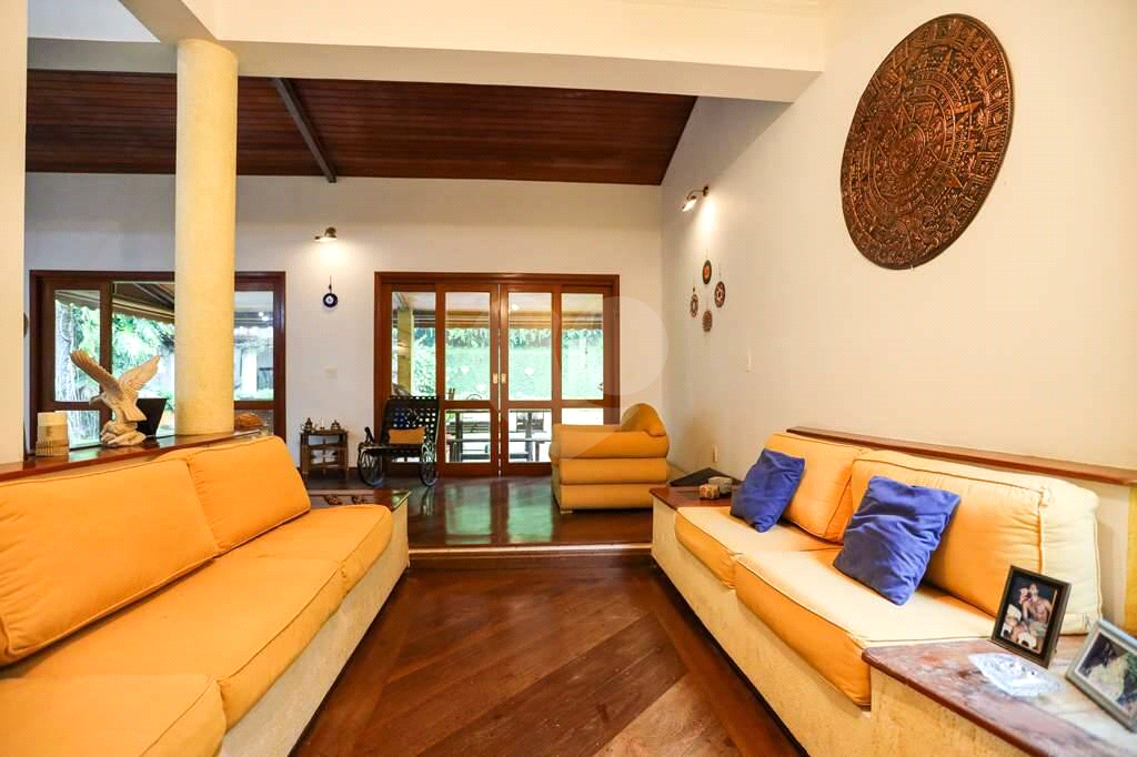 Linda casa de condomínio na Granja Viana