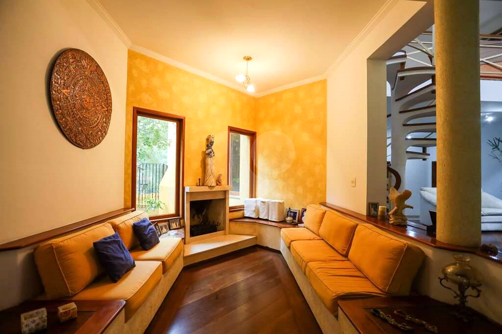 Linda casa de condomínio na Granja Viana
