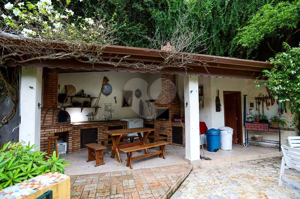 Linda casa de condomínio na Granja Viana
