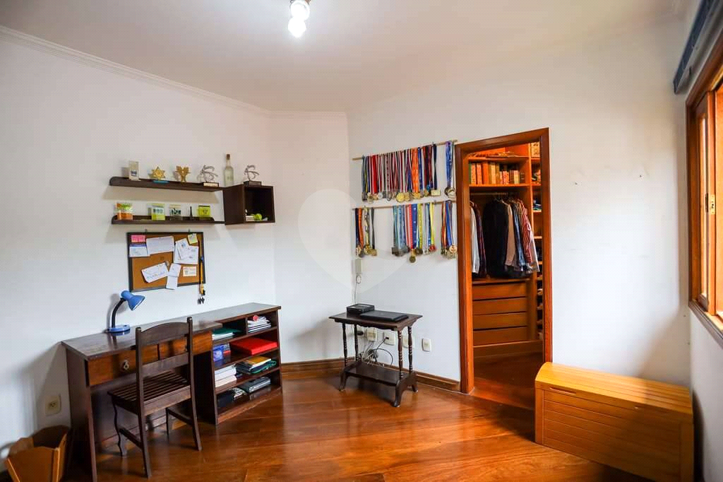 Linda casa de condomínio na Granja Viana