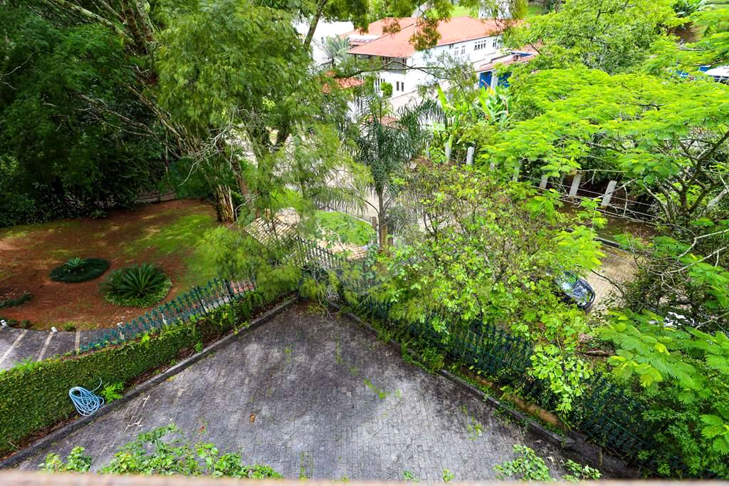 Linda casa de condomínio na Granja Viana