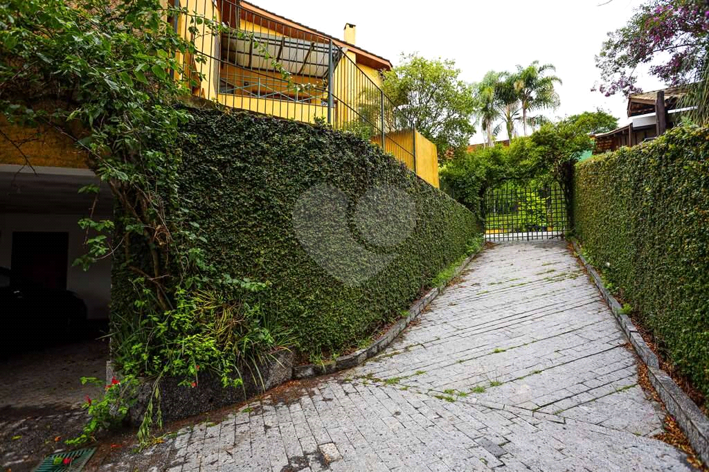 Linda casa de condomínio na Granja Viana