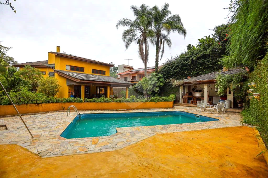 Linda casa de condomínio na Granja Viana