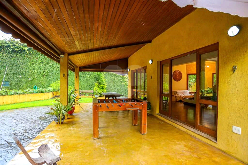 Linda casa de condomínio na Granja Viana