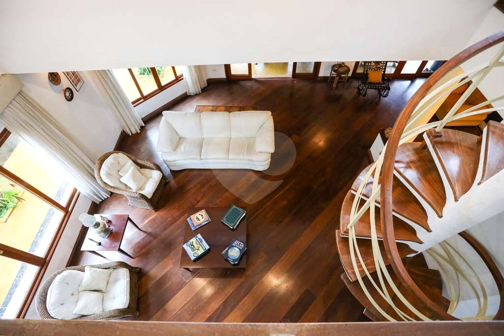 Linda casa de condomínio na Granja Viana