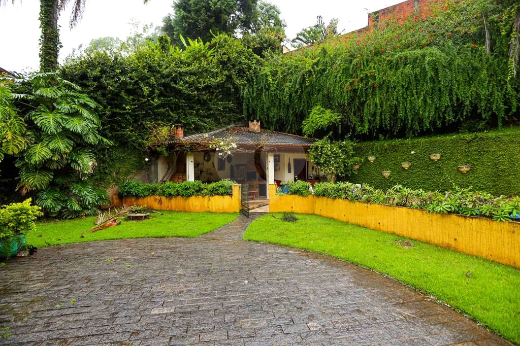 Linda casa de condomínio na Granja Viana