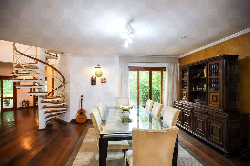 Linda casa de condomínio na Granja Viana