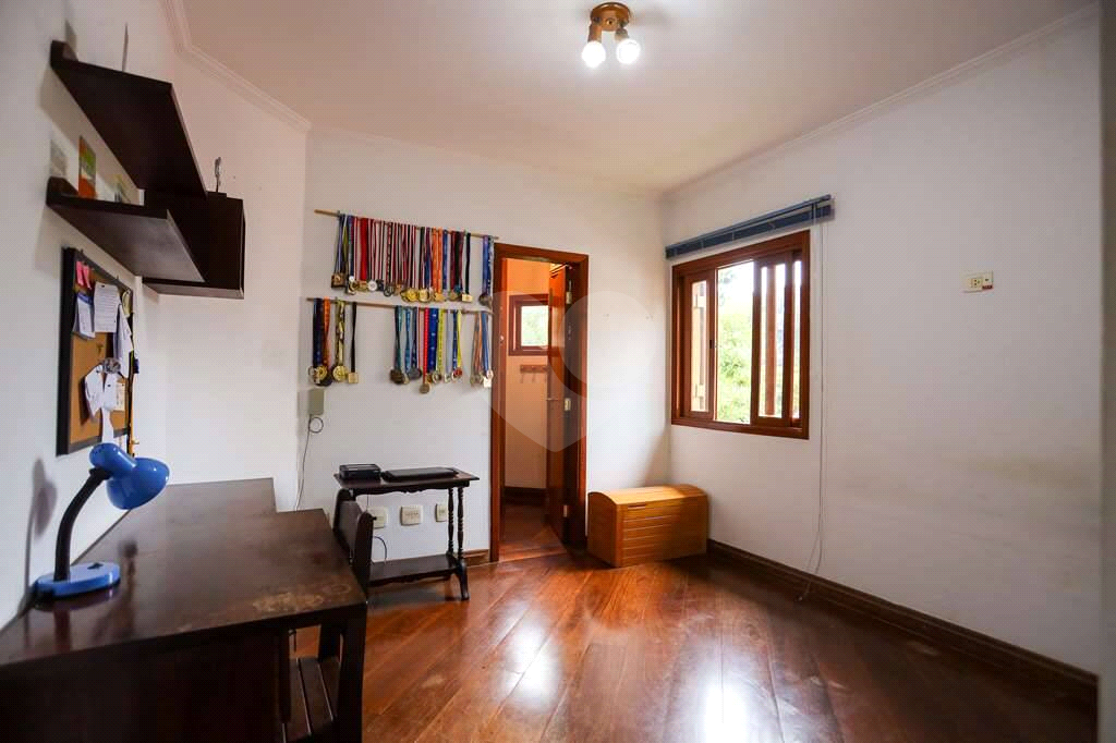Linda casa de condomínio na Granja Viana