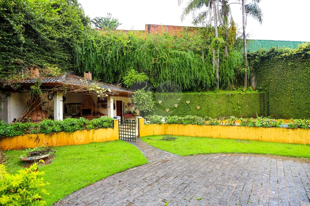 Linda casa de condomínio na Granja Viana