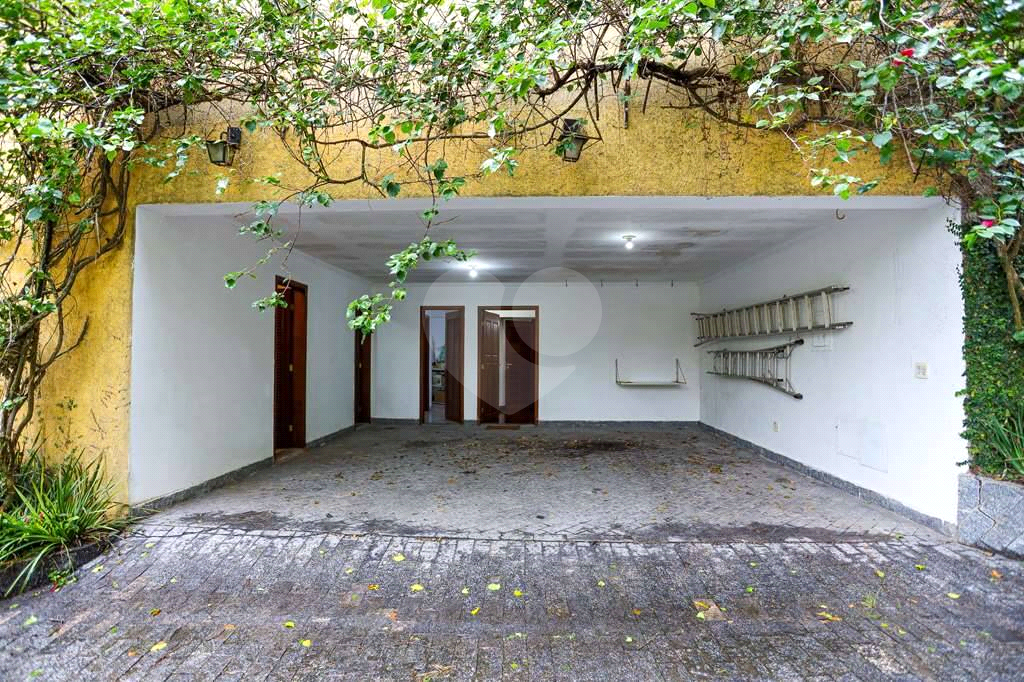 Linda casa de condomínio na Granja Viana