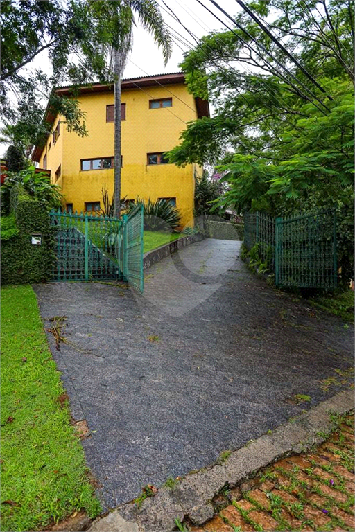 Linda casa de condomínio na Granja Viana
